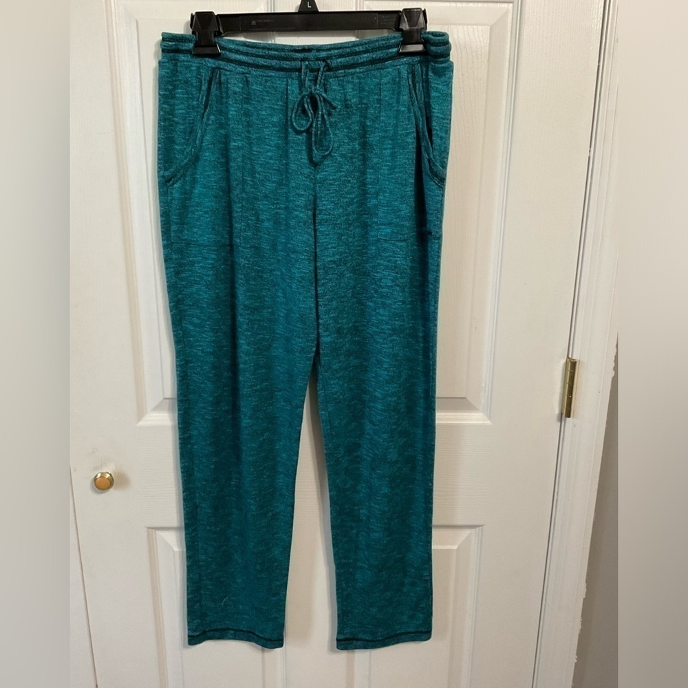 Kensie knit pants in green. Size M